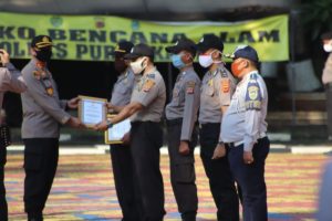 4 Personel Polres Purwakarta Terima Reward dari Kapolres