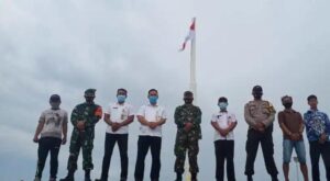 Sambut HUT RI Ke 75, Polisi dan Camat Kibarkan Bendera Merah Putih di Pulau Terluar Pulau Putri