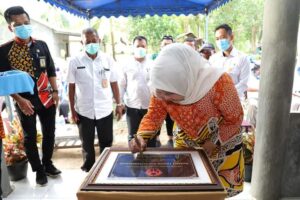 Resmikan Rumah  Tenun Ngenang, Marlin Rencanakan Pengembangan Kampung Wisata