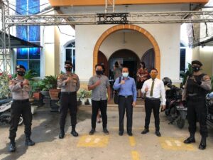 Sambangi Gereja yang Laksanakan Ibadah, Satsabhara Polresta Barelang Pantau Protokol Kesehatan