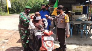Bersama Toga dan Tomas, Polsek Batu Ampar Bagikan Masker dan Beri Himbauan Kepada Masyarakat