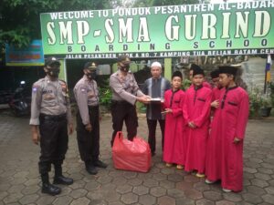Polsek Batam Kota Bagikan Nasi Kotak Bhakti Sosial Polresta Barelang di Ponpes Al-Badariyyah dan Panti Asuhan At-Taqwa
