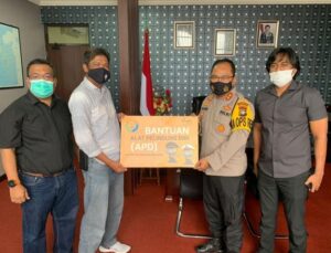 Dukung Kepolisian Cegah Covid-19, bright PLN Batam Serahkan Bantuan APD kepada Polresta Barelang