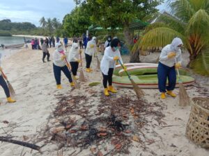 Ketua Bhayangkari Daerah Kepri Bersama Pengurus Bersih-bersih Pantai dan Tanam Terumbu Karang di Pantai Dedap