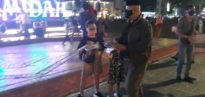 Sambil Sosialisasikan Protokol Kesehatan, Syamsul Bagikan Masker di Engku Hamidah