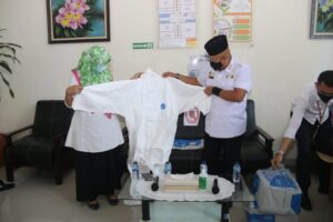 Syamsul Serahkan Hazmat Bantuan Pengusaha Ke RSUD Embung Fatimah