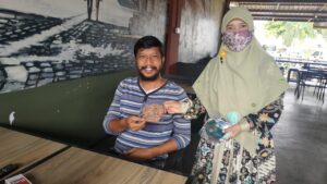 Bersama REDI INSANI Suryani Bagikan Masker Motif Batik