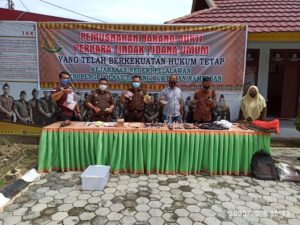 Kejari Pelalawan Lakukan Pemusnahan Barang Bukti Tindak Pidana yang Telah Berkekuatan Hukum Tetap