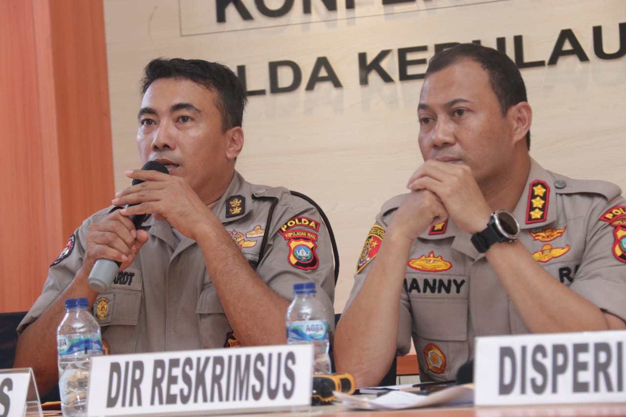 Kabid Humas Polda Kepri Kombes Pol Harry Goldenhardt bersama Dirkrimsus Polda Kepri Kombes Pol Hanny Hidayat. (foto: int)