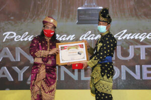 Rudi Dianugerahi Penghargaan sebagai Walikota Peduli Pantun