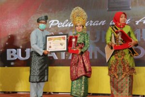 Azril dan Ardi di daulat bacakan penerima Anugerah Pantun Mutiara Budaya Indonesia 2020