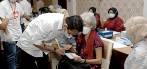 Menyambut Gembira Vaksinasi bagi Lansia