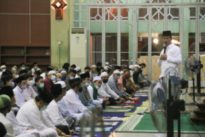 Rudi Salat Tarawih Berjemaah di Masjid Agung Batam