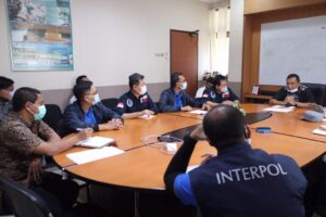 Deteksi Dugaan Pencemaran Tumpahan Minyak di Perairan Babin, DLH Batam Rapat dengan Tim Interpol Indonesia