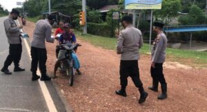 Aparat Kepolisian Bagikan 400 Masker untuk Masyarakat di Kecamatan Galang