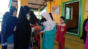 Tingkatkan Rasa Kepedulian antar Sesama, BKMT Santuni Puluhan Anak Yatim di Lingga