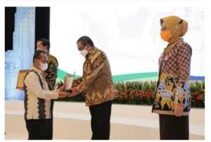 Investasi Meningkat, Pemprov Riau Terima Penghargaan dari Menteri Bahlil Lahadalia