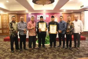 Suhatri Bur, Raih Penghargaan Sahabat Pers Indonesia dari SMSI