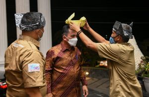 Gubernur Kepri Dianugerahi Sebagai Sahabat Pers Indonesia oleh SMSI