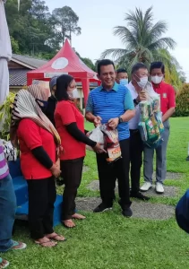 Di Batam, Ansar dan Isdianto Hadir Bersama Bagikan Sembako kepada Masyarakat