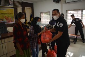 Baksos HBP, Rutan Batam Bagikan Paket Sembako Kepada Masyarakat Sekitar