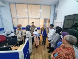 Aksi Simpati, Pegawai Imigrasi Batam Dukung Putri Ibu Sagita ke Malaysia