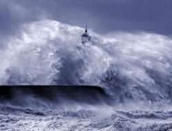Perahu Diterjang Ombak di Jatim, Nakhoda Hilang, Empat Selamat