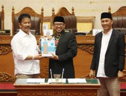 Paripurna di DPRD Batam, Rudi Paparkan dan Serahkan Rancangan KUA-PPAS 2023