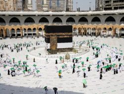 Penghalang Ka’bah Dicopot, Jemaah Umrah Bisa Cium Hajar Aswad