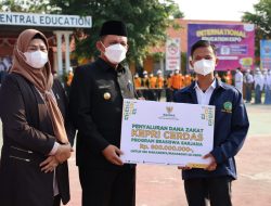 Gubernur Ansar Jadi Pembina Upacara Bendera dan Serahkan Bantuan Pendidikan di SMAN 1 Tanjungpinang