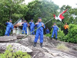 Polairud Polres Karimun Kibarkan Bendera Merah Putih Di Pulau Terluar Indonesia, Binsar : Salah Satu Bentuk Penghormatan Terhadap Pahlawan