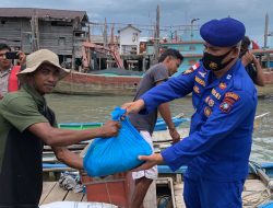 50 Paket Sembako Disalurkan Satpolairud Polres Karimun Kepada Masyarakat Nelayan Yang Terdampak Kenaikan Harga BBM