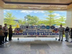 Jasa Raharja Kepri Serahkan Bantuan Papan Rambu Kampus Tertib Lalu Lintas Ke Politeknik Negeri Batam