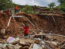 Tebing 25 Meter Longsor Timpa Rumah Warga di Bogor