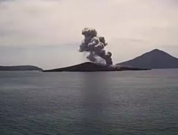 Gunung Anak Krakatau di Lampung Meletus 10 Kali Pada Senin Pagi Hingga Malam