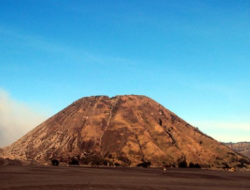 Asap Putih dan Kelabu Keluar dari Kawah Gunung Bromo