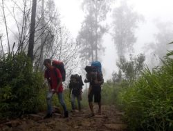 13 Pendaki Tersesat Semalaman di Gunung Pangrango Berhasil Ditemukan