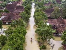 Banjir Demak Kepung 4 Kecamatan, Ada Bayi Hanyut Meninggal di Parit