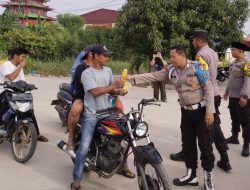 Polsek Bengkong Bagi-bagi Takjil Gratis ke Pengguna Jalan di Puasa ke 4