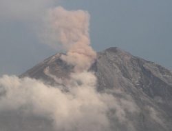 Gunung Semeru Erupsi Jumat Dini Hari, Kolom Abu Setinggi 700 Meter