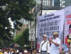 Massa Tolak Pemilu Curang Bakar Ban Sebelum Bubar