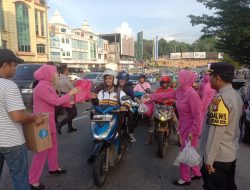 Polsek Lubuk Baja bersama Ibu bhayangkari Berbagi Takjil ke Pengguna Jalan