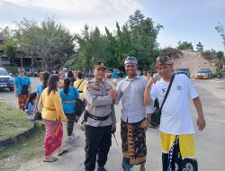 Kapolsek Sekupang Turun Langsung Memastikan Keamanan Pembagian Takjil Di Depan Pura Agung