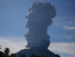 Gunung Ibu Muntahkan Abu Vulkanik Setinggi 5 Kilometer