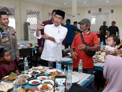 Jokowi ‘Jumat Berbagi’, Traktir Makan Siang Warga di Riau