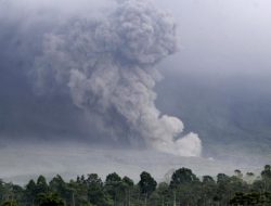 Gunung Semeru Erupsi 6 Kali, Tinggi Abu Vulkanik Mencapai 900 Meter