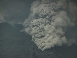 Gunung Lewotobi Laki-laki NTT Erupsi, Semburkan Abu Vulkanik 900 Meter