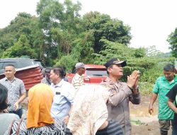 Serahkan Hewan Qurban Kapolda Kepri, Kapolsek Sekupang Datangi Langsung Petani Arang Tanjung Pinggir