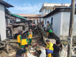 Polsek Sekupang Bersama Warga Bersama Membersihkan Lingkungan  Kampung Tua Tanjung Riau