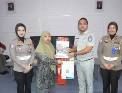Jasa Raharja Kepri Serahkan Bantuan Lingkungan Keselamatan kepada Politeknik Negeri Batam